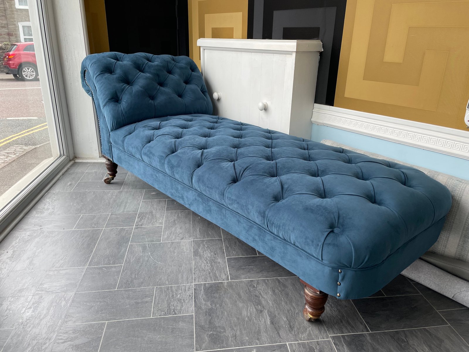 Blue button-tufted chaise longue